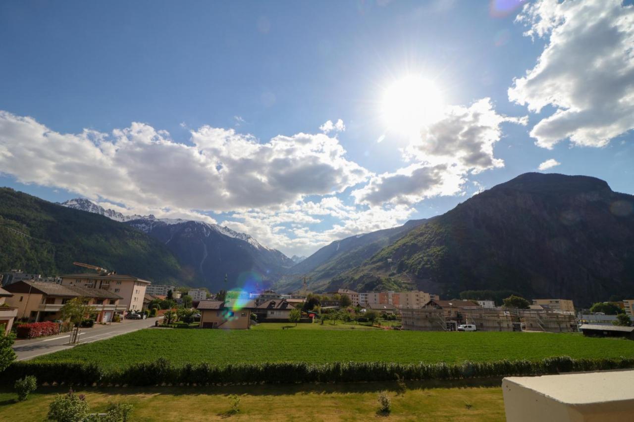 Modern Apartment Close To Martigny Train Station Exteriör bild